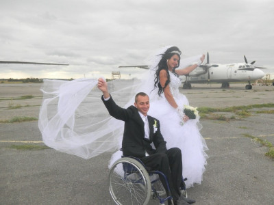 Девушка вышла замуж за инвалида: на свадьбе её ждал сюрприз