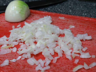 Зачем женщина кладет лук в морозилку: вы тоже будете делать так