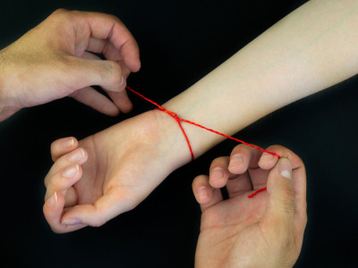 Красная нить на запястье: мнение церкви