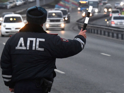 Зачем гаишники зовут водителей в свои авто
