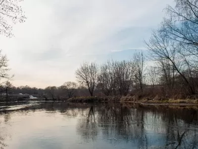 Обнаружив у реки эту находку, рыбак тут же позвонил в милицию