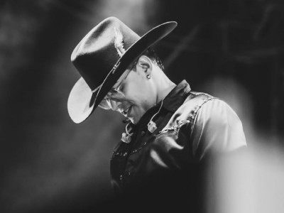 Летевший на концерт певец разбился вместе с группой на самолете