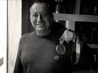 Знаменитый экс-политик застрелен на похоронах собственной матери