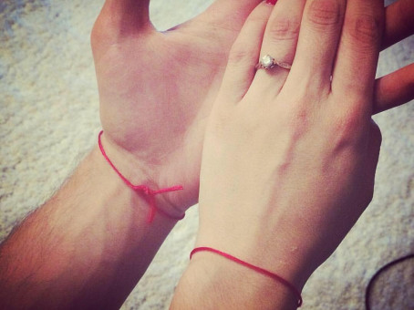 Почему евреи носят красную нить: вы будете поражены