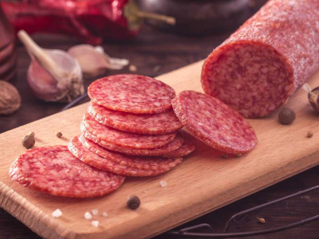 Вот как отличить настоящую колбасу на самом деле