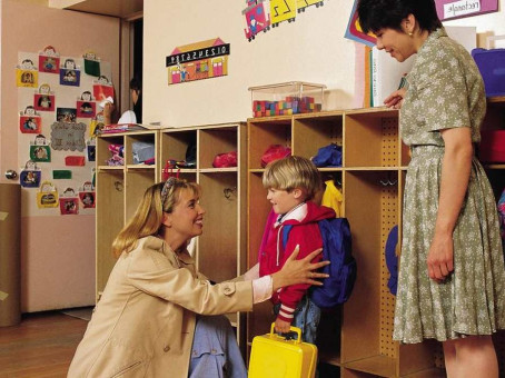 Мальчик метко ответил воспитательнице, постоянно просившей денег