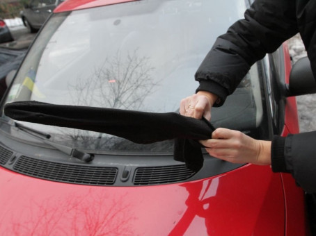 Девушка находила носки на лобовом стекле машины: всё дело в номерном знаке