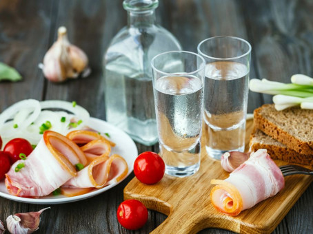 Эти 7 продуктов превращают алкоголь в яд: никогда не закусывайте ими