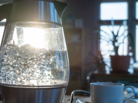 Какая вода опаснее для жизни: кипяченая или сырая