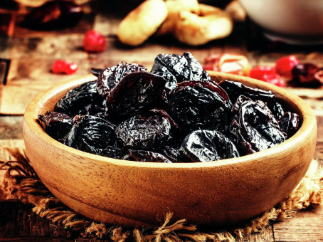 Почему женщинам так полезно есть чернослив
