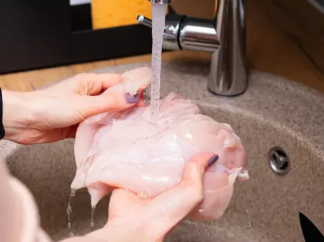 Никогда нельзя мыть сырую курицу из магазина