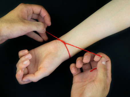 Красная нить на запястье: мнение церкви