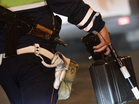 Инспектор ДПС сделал фото на работе и поплатился