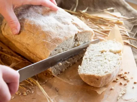 Она подставила батон под струю воды: что получилось в итоге