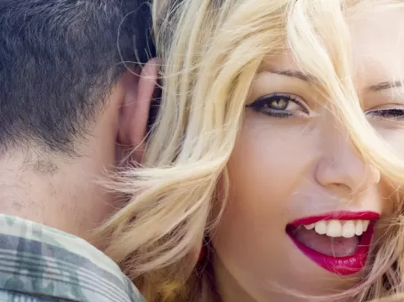 Этим жестом женщины заставят любого мужчину подчиниться