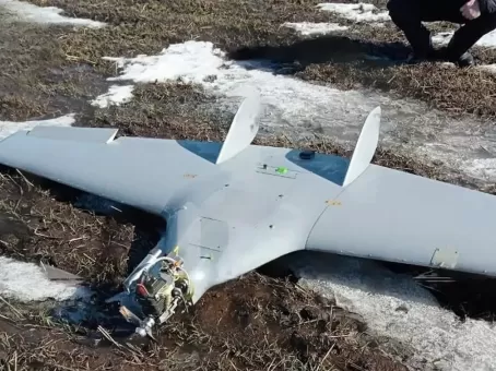 Обломки дрона упали возле торгового центра в Твери