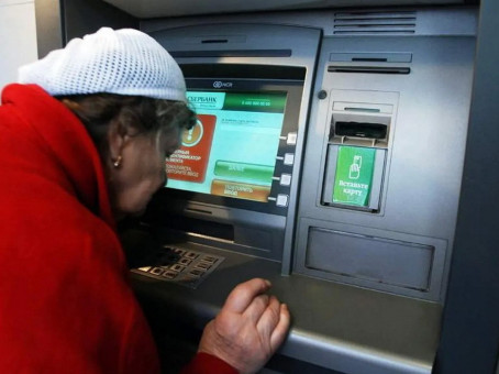 Грабители подошли к бабушке, снимающей пенсию: реакция была молниеносна