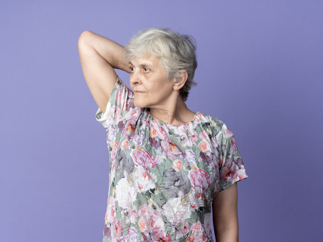 Неприятный запах пожилых: почему он появляется и как убрать