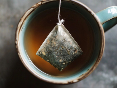 Не выбрасывайте чайные пакетики: вот для чего они нужны
