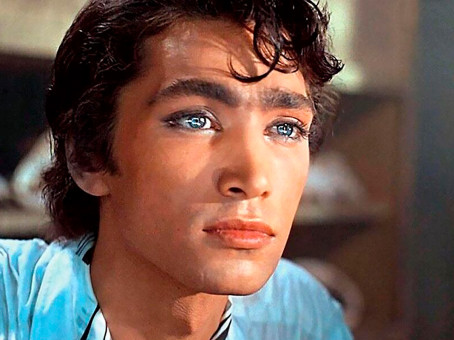 По нему сходили с ума, а он жил в сарае: тайны красавца Коренева