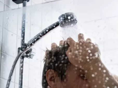 Когда принимать душ полезнее: медики уже не скрывают