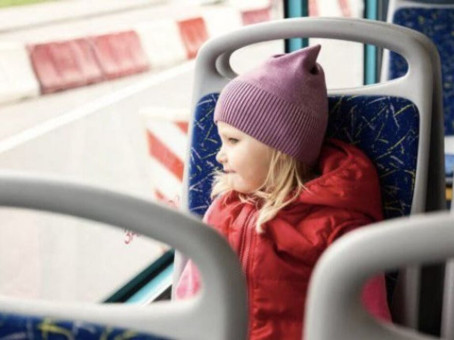 Дочка уступила место бабушке в автобусе: от смеха плакал весь салон