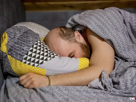 Старые подушки и одеяла опасны: что скрыто внутри