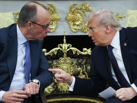 Трамп шутливо ударил канцлера Германии