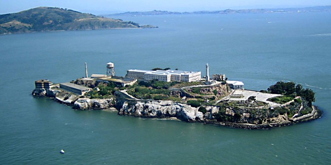 Ему удалось сбежать из Алькатраса: удивительная история побега