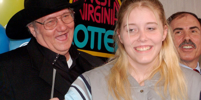 Выиграл в лотерею 314 миллионов долларов и потерял жизнь