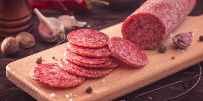 Вот как отличить настоящую колбасу на самом деле