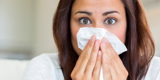 Что предвещает чихание без причины