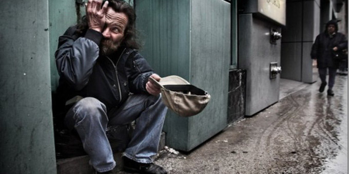 Он поджёг деньги на глазах у бездомного и поплатился тут же