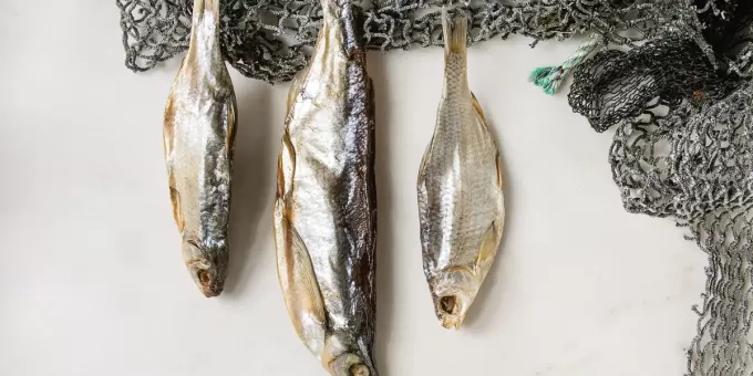 Как быстро и без нервов почистить сушеную рыбу