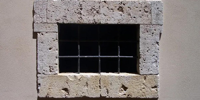 «Черный дельфин»: почему из этой колонии выходят только «вперед ногами»