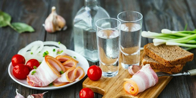 Эти 7 продуктов превращают алкоголь в яд: никогда не закусывайте ими