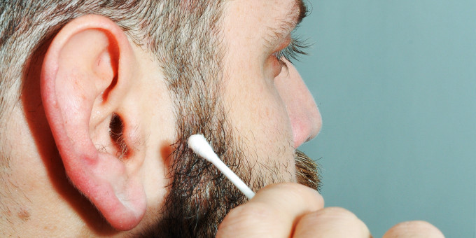 Врачи предупредили: привычка чистить уши смертельно опасна