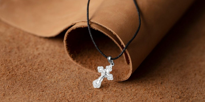 Надо ли прятать нательный крестик под одежду?