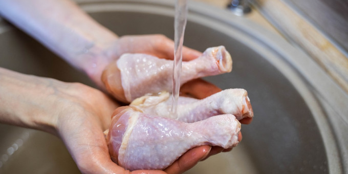 Почему не надо дома мыть сырую курицу из магазина