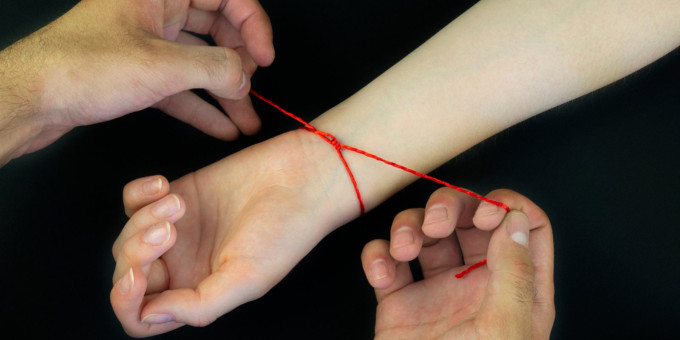 Красная нить на запястье: мнение церкви