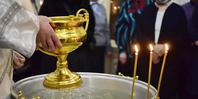 Святая вода: на что она способна