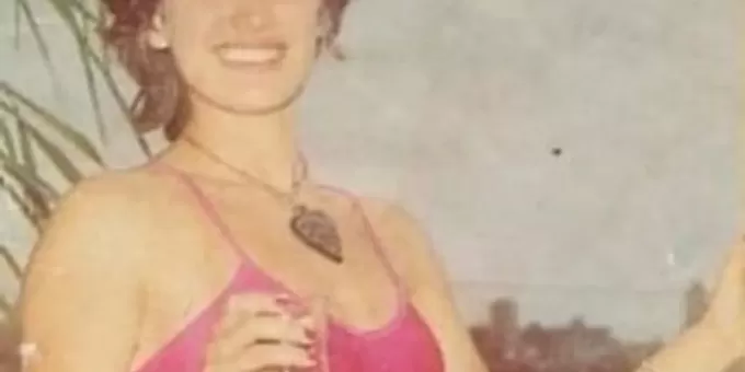 Советская официантка сбежала из СССР в одном купальнике