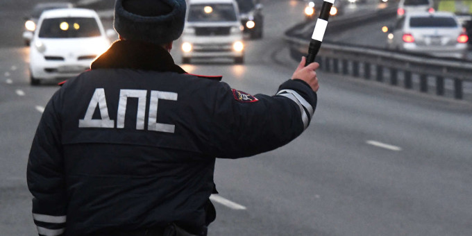 Зачем гаишники зовут водителей в свои авто