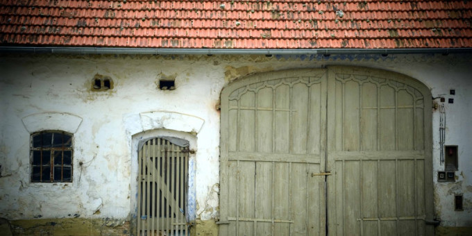 Старик, умирая, оставил  гараж: войдя внутрь, все поразились