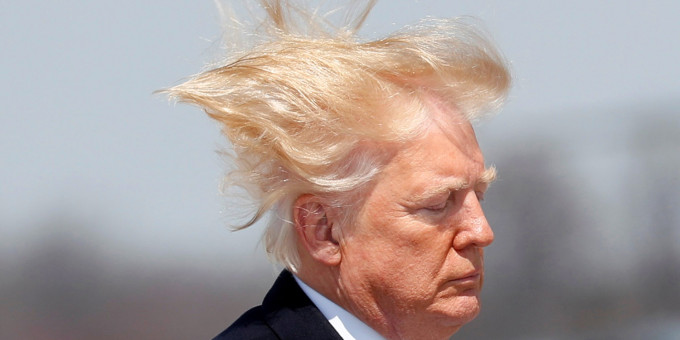 Порыв ветра раскрыл секрет волос Дональда Трампа