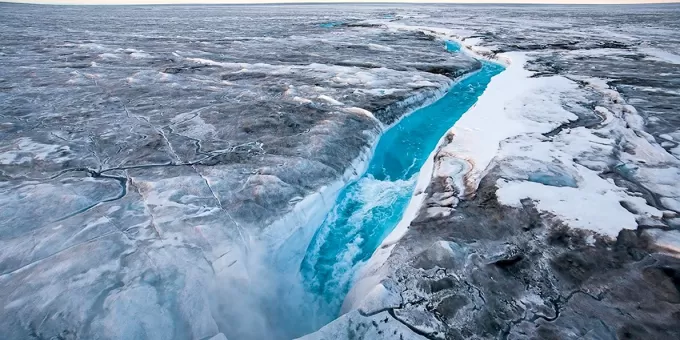 Появление голубых озер в Антарктиде напугало ученых