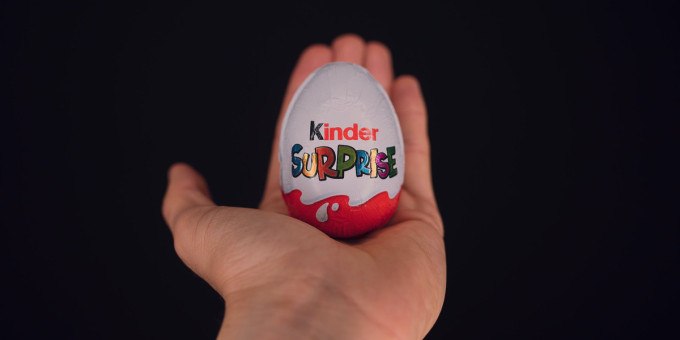 Мать вскрыла «Киндер сюрприз» и тут же вызвала полицию