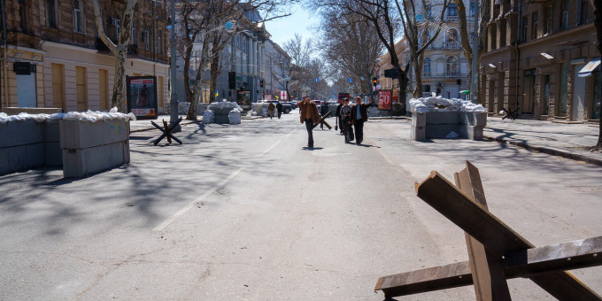 В Одессе началось? Толпы закидывают военных камнями