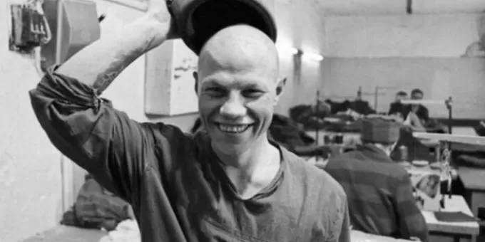 Почему воры в законе при встрече не здороваются за руку?