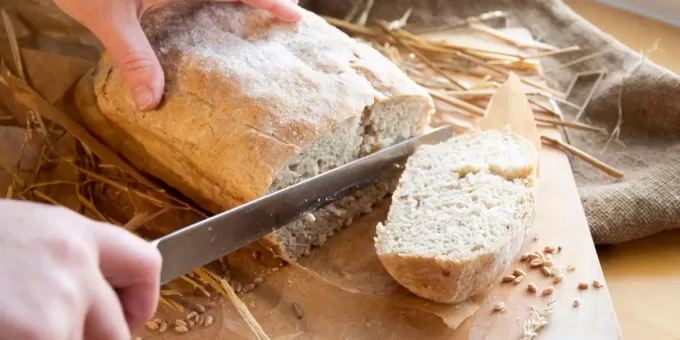 Она подставила батон под струю воды: что получилось в итоге